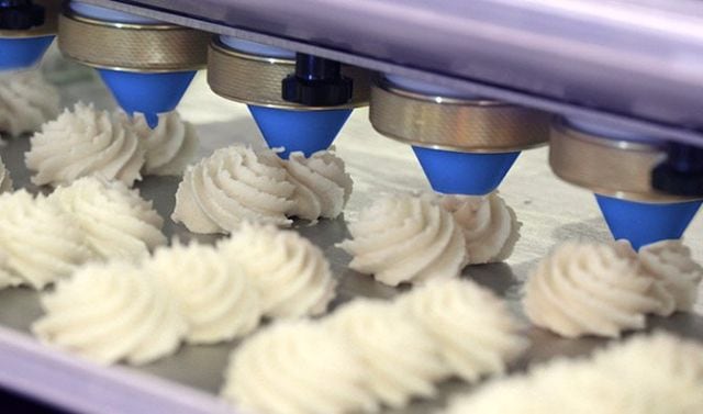食品工場に於ける青い食品安全プラスチックで作られた絞り口金