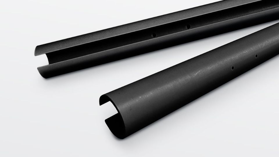 Wear-resistant nacelle slider tracks made from high-performance PEEK